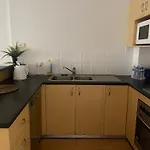 City Apartment - Free Parking, 3 Bedrooms And 2 Bathrooms