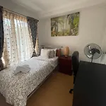 City Apartment - Free Parking, 3 Bedrooms And 2 Bathrooms