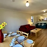 Relaxing Park View 2 Bedrooms Apartment Free Wi-Fi