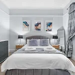 The Newly Renovated - Maylands Vacation Home