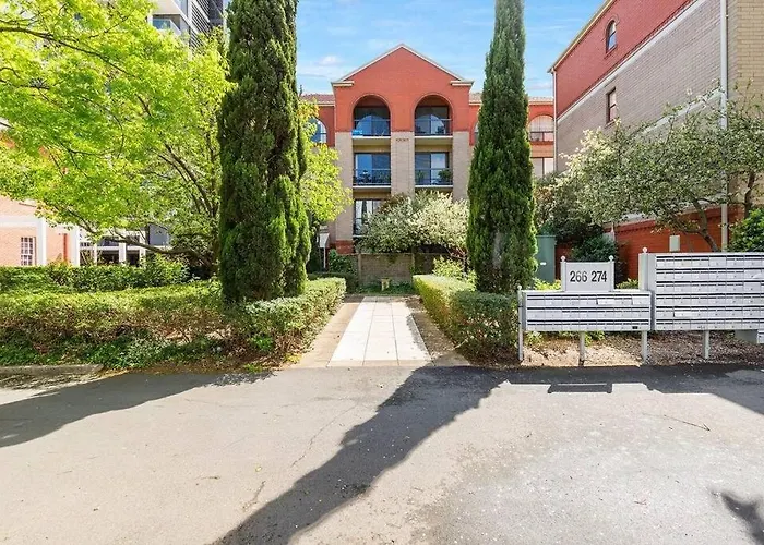 Relaxing Park View 2 Bedrooms Apartment Free Wi-Fi