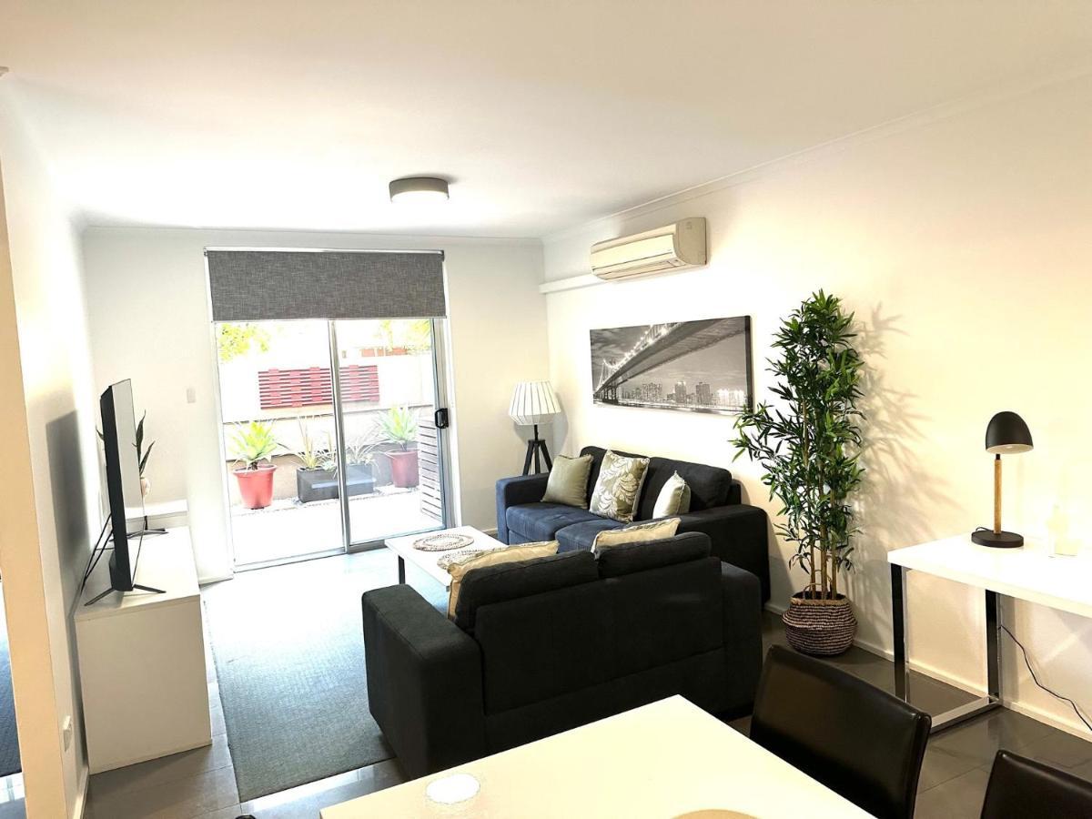 Dress Circle - Archer Street Apartment *