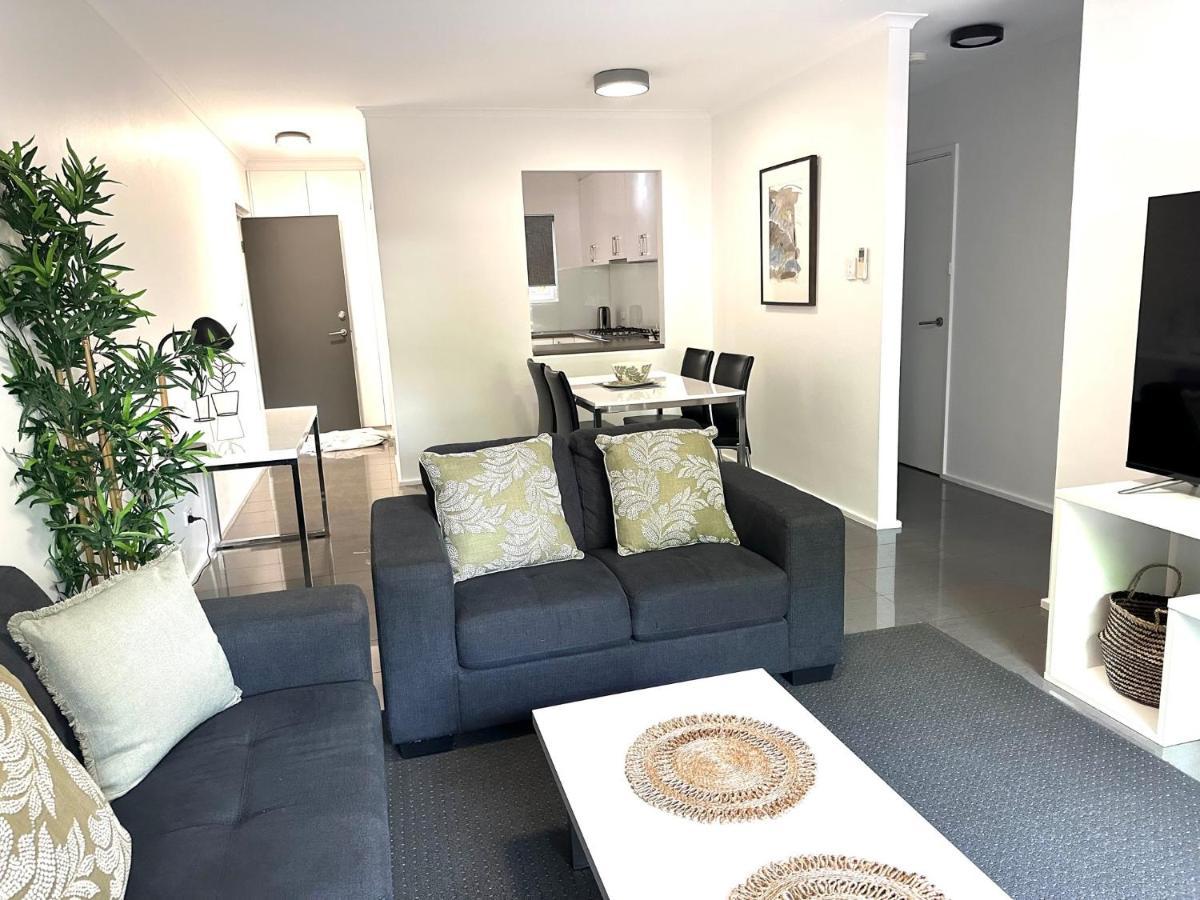 Dress Circle - Archer Street Apartment *