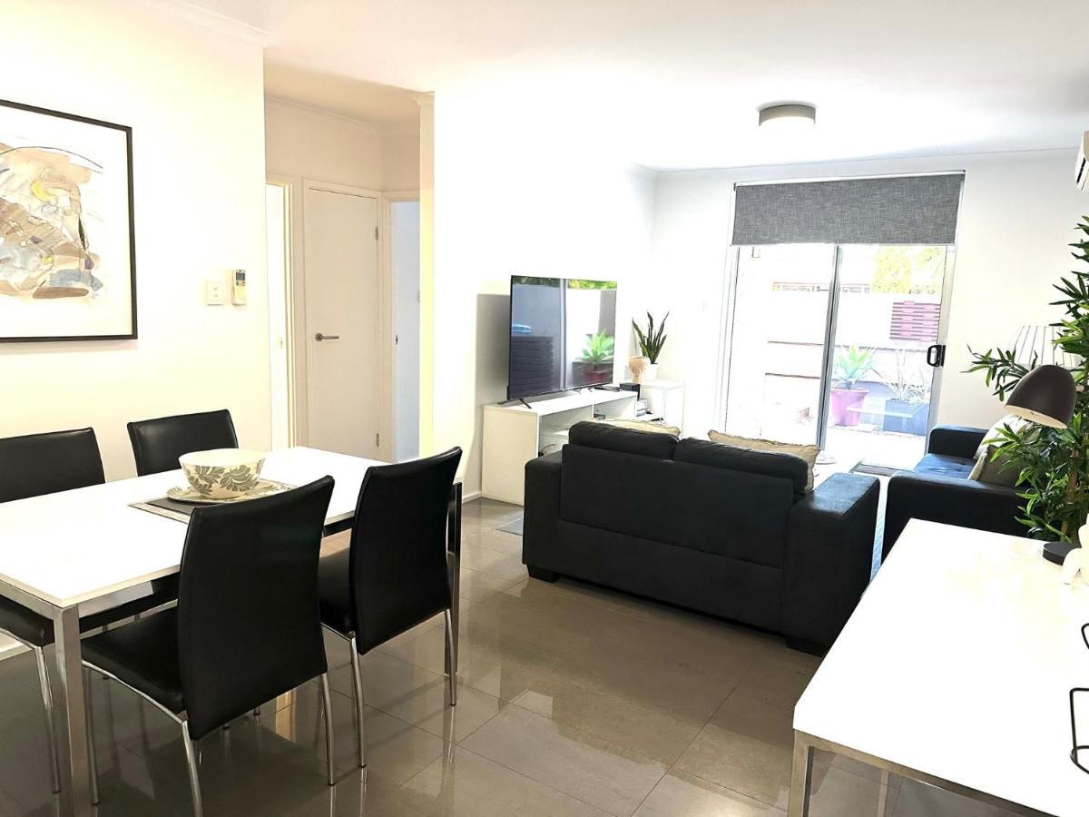 Dress Circle - Archer Street Apartment *