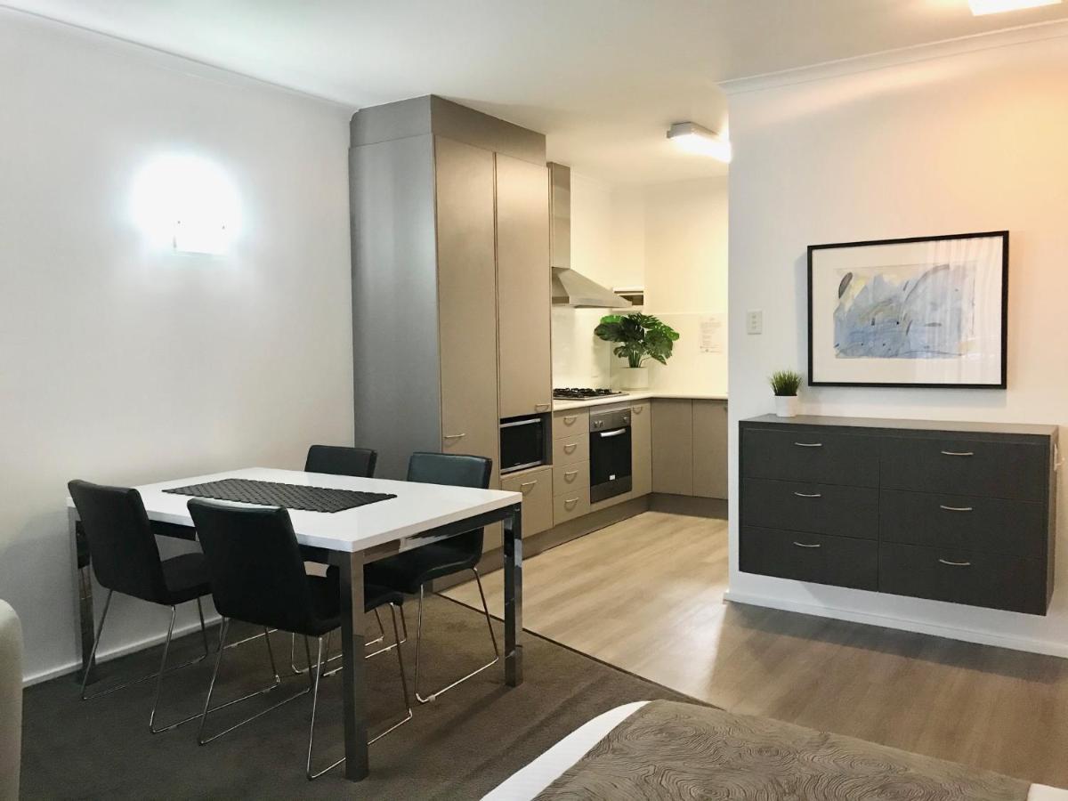 Dress Circle - Archer Street Apartment *