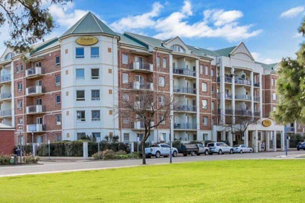 Apartment City - Free Parking, 3 Bedrooms And 2 Bathrooms