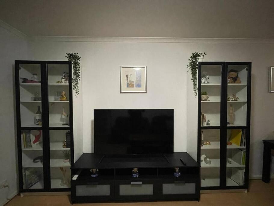 City - Free Parking, 3 Bedrooms And 2 Bathrooms Apartment *