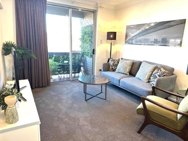 Dress Circle - Archer Street Apartment *