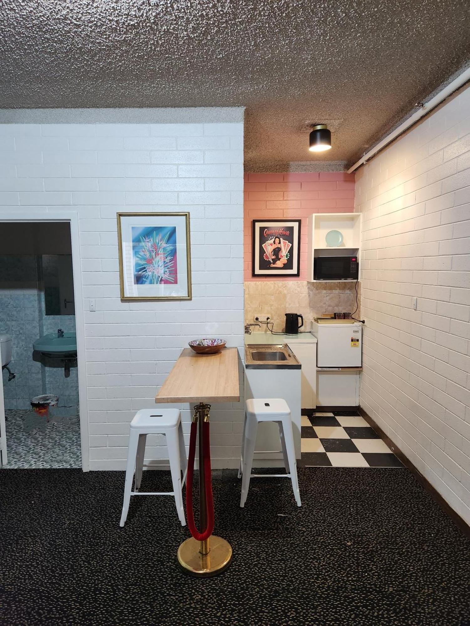 Hotel West End & Backpackers 3*