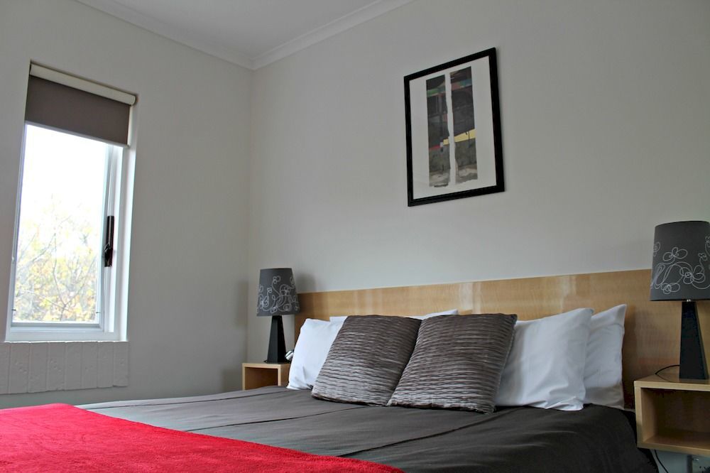 Dress Circle - Archer Street Apartment *