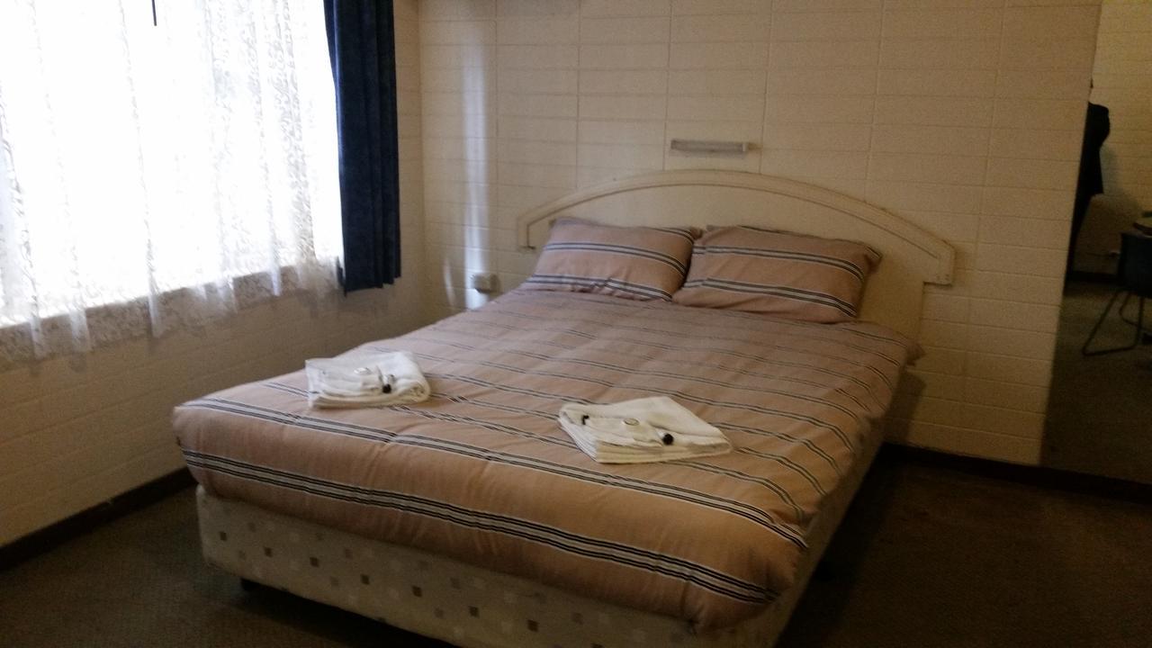Hostel Backpackers And Travellers *