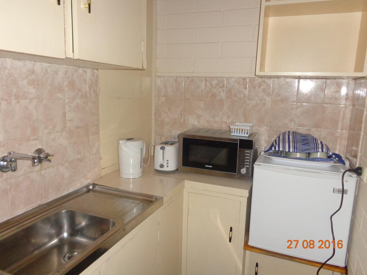 Hostel Backpackers And Travellers *