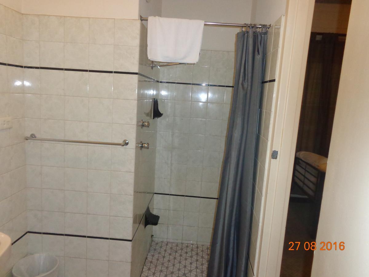 Backpackers And Travellers * Adelaide