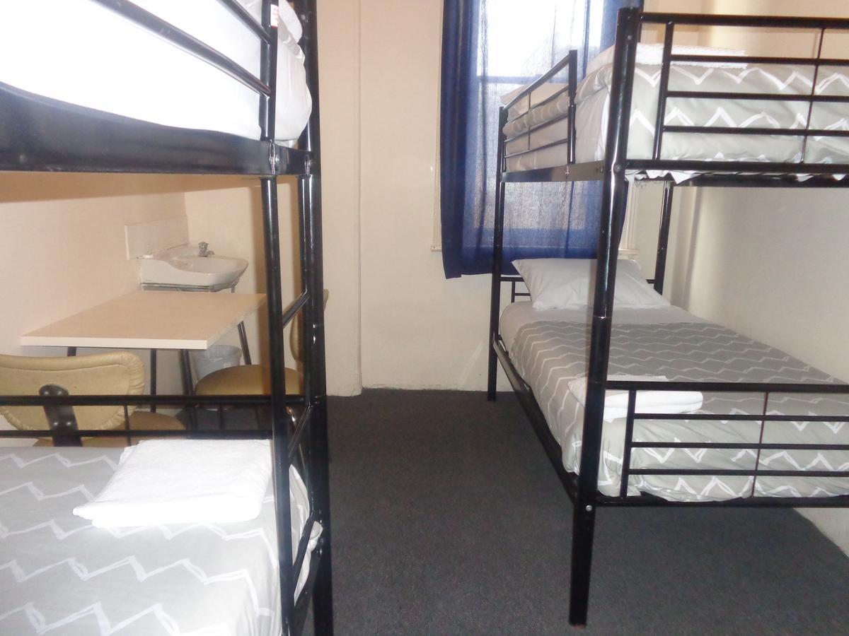 Backpackers And Travellers * Adelaide