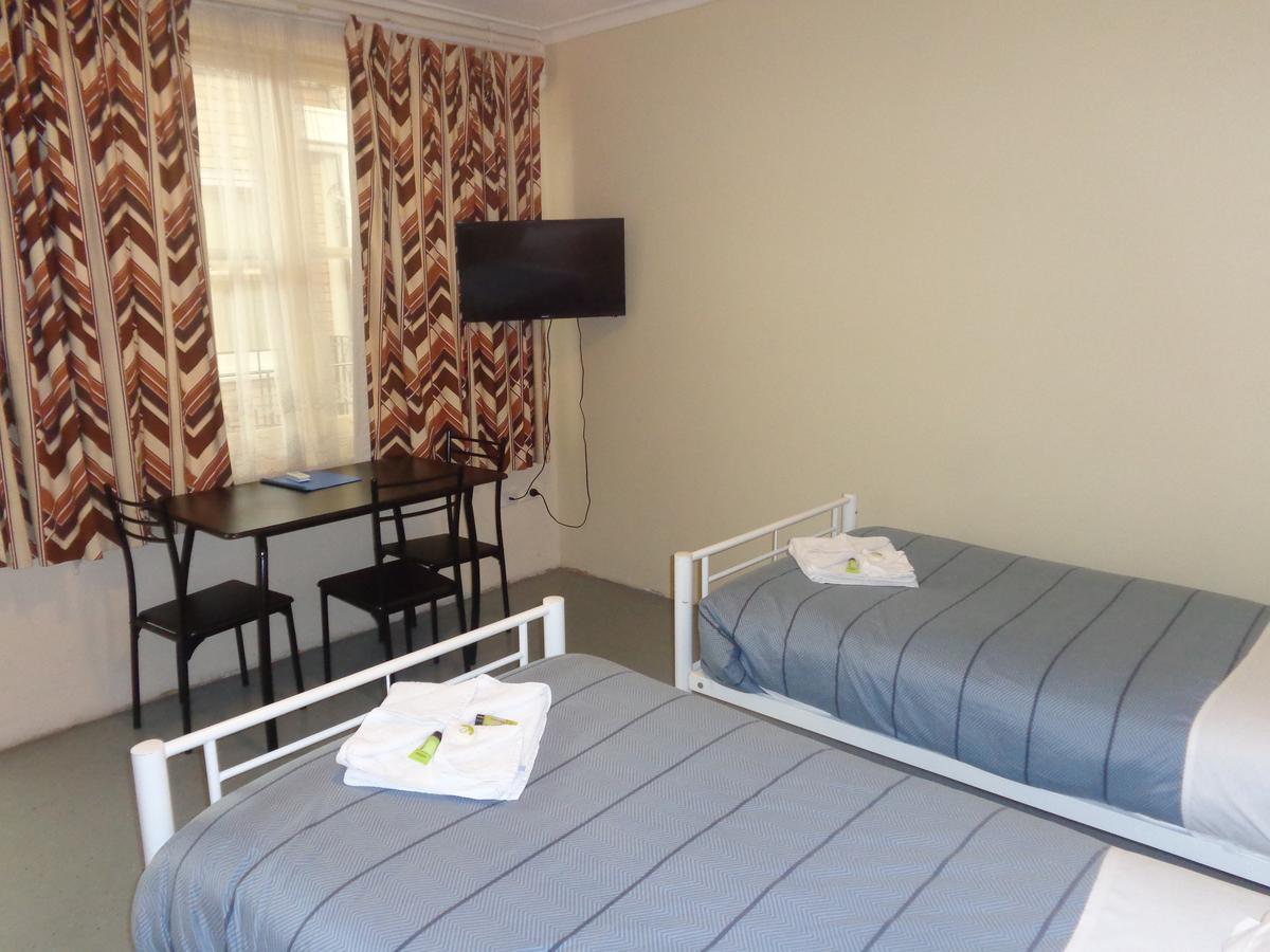 Hostel Backpackers And Travellers *