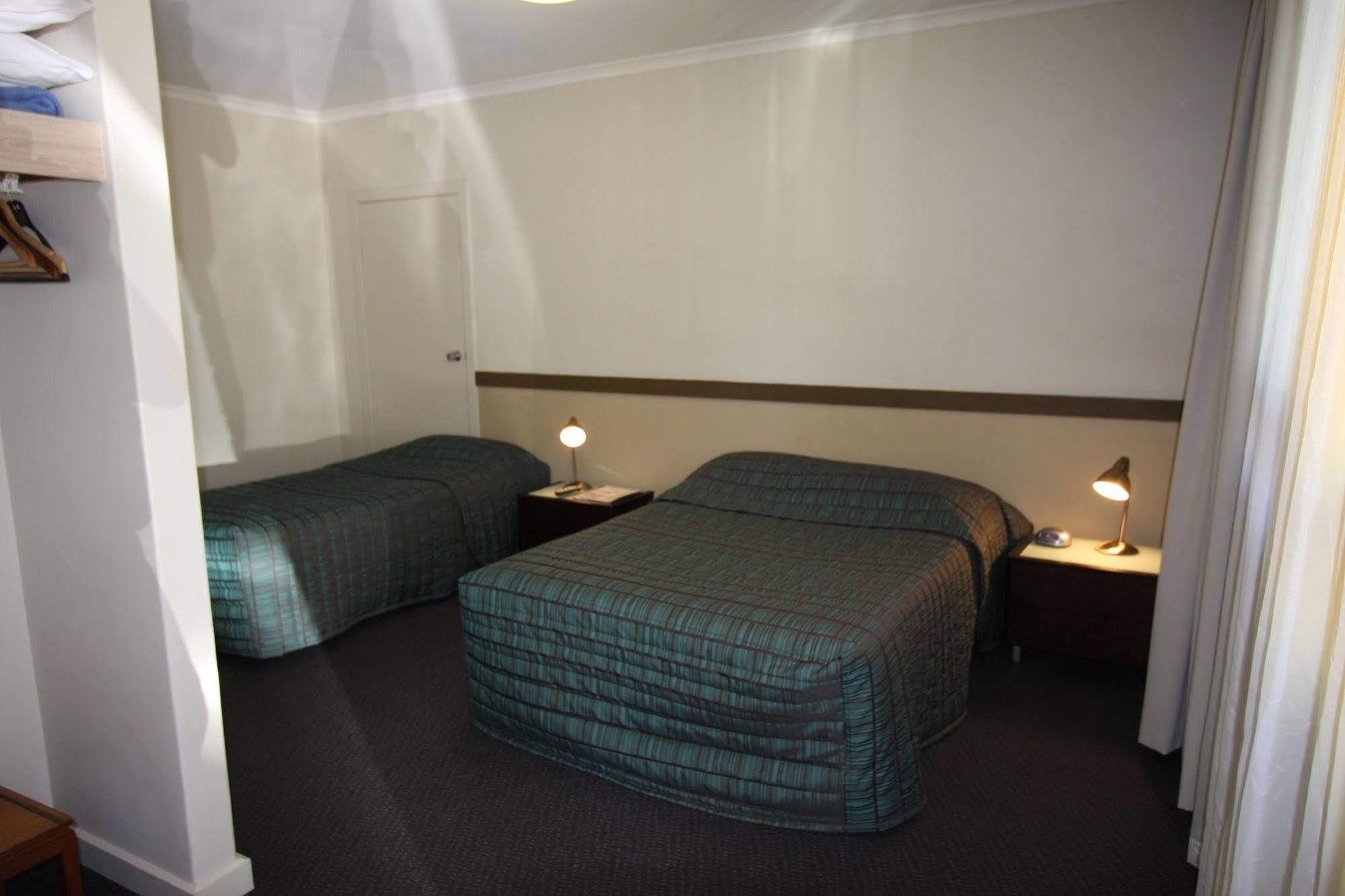 Highlander Bar Kitchen Rooftop 3*