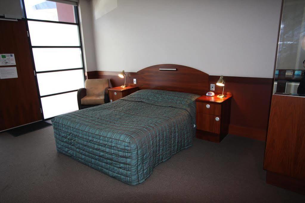 Highlander Bar Kitchen Rooftop Hotel 3*
