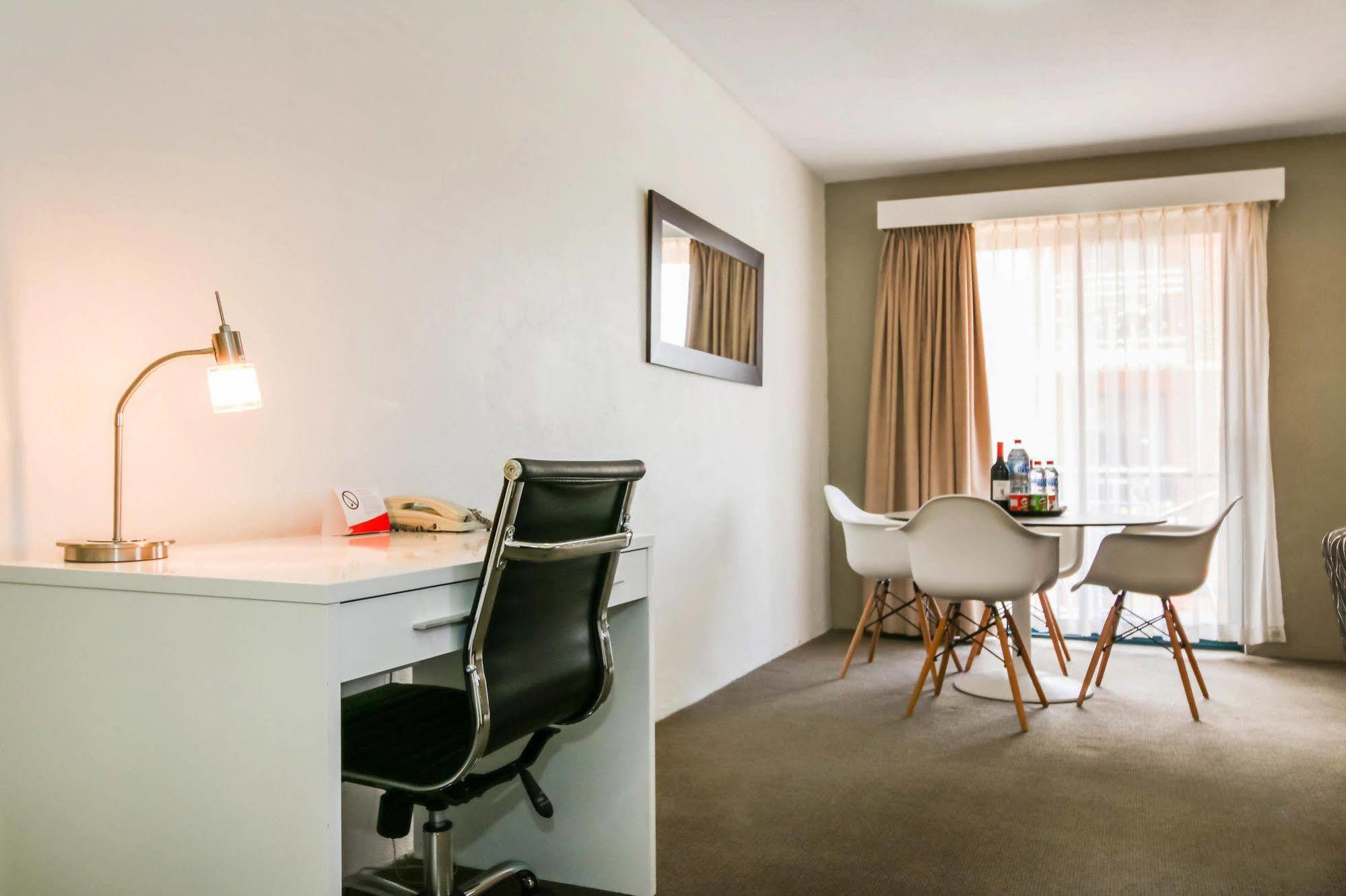 Breakfree Aparthotel 4*