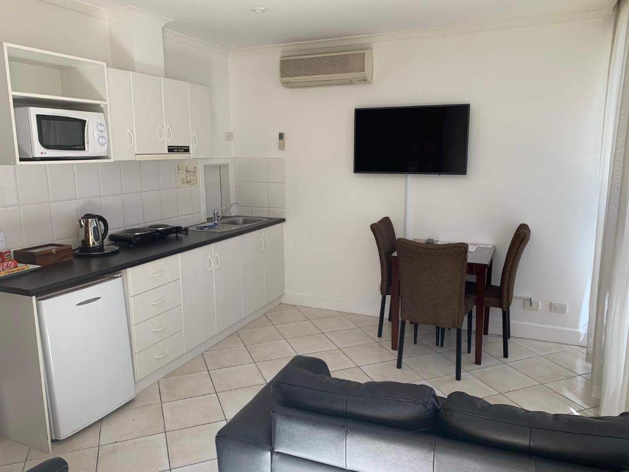 Ensenada Motor And 4* Adelaide