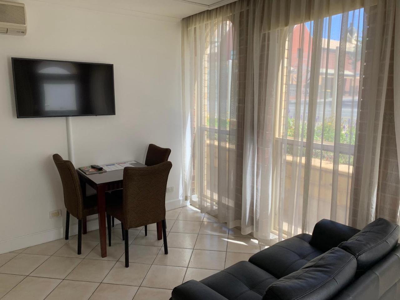 Ensenada Motor And 4* Adelaide