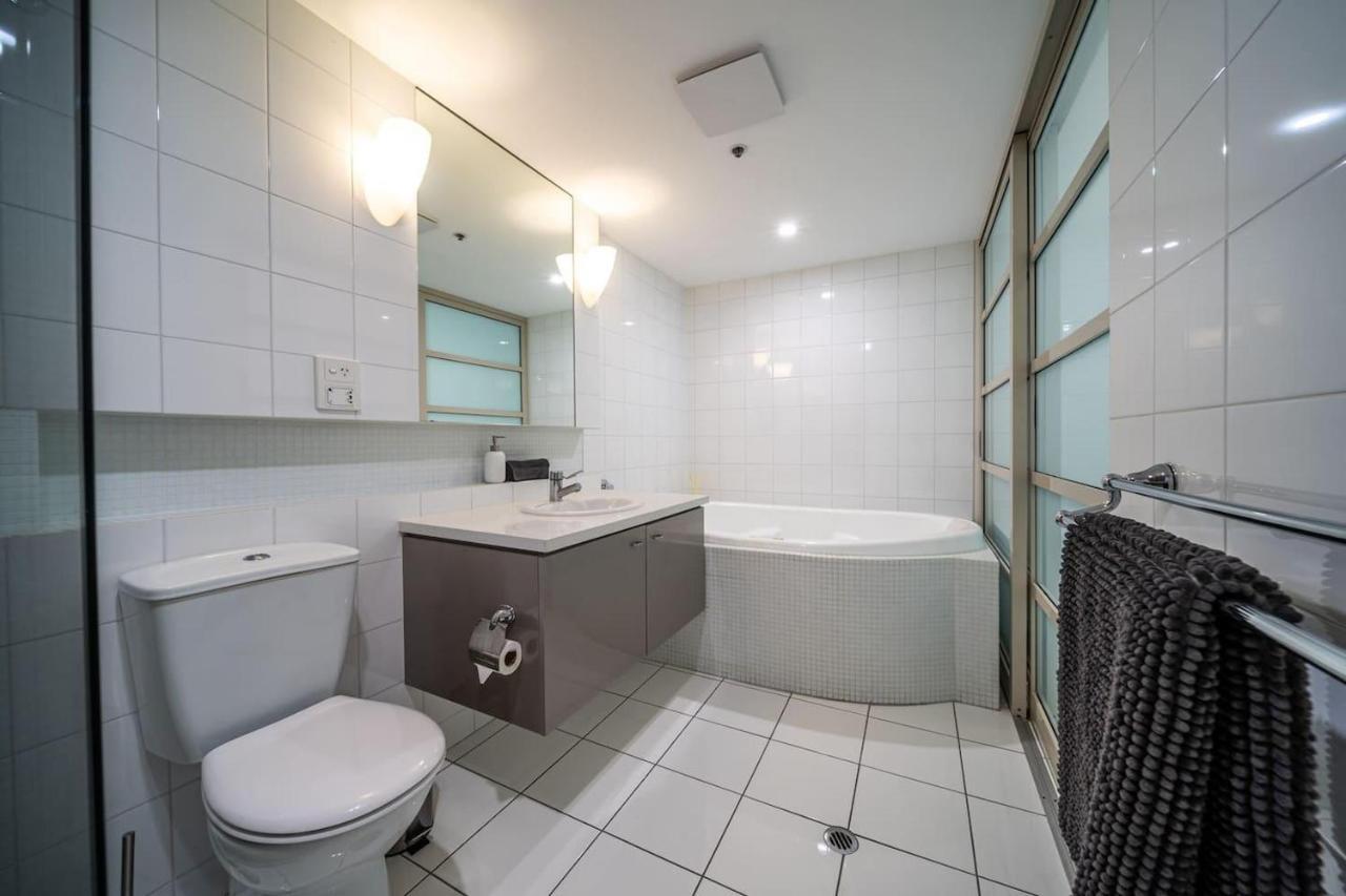 Oval View On North Tce-Gym - Pool - Fireworks Nye Apartment