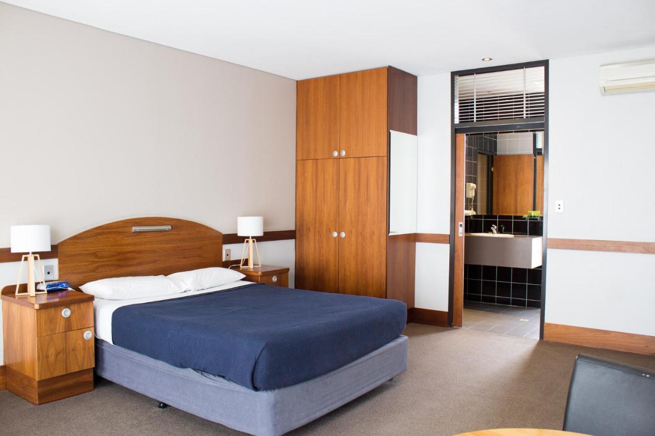 Highlander Bar Kitchen Rooftop Hotel 3*