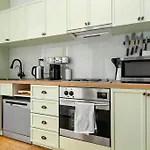 City Oasis 2-Br Townhouse With Balcony & Parking