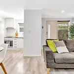 Charming Glenelg Stay, Walking Distance To Beach