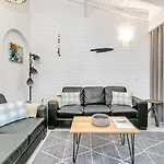 \'Treetops At Glenelg\' Coastal Stay With Leafy Patio