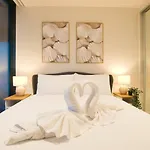 Coastal Retreat In Realm - Luxe 1Br Oasis