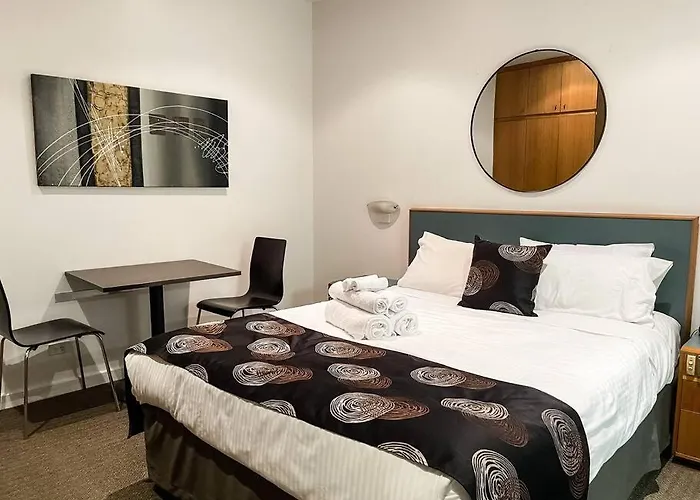 410 /247 Studio Gouger St Ex Hotel Room In City