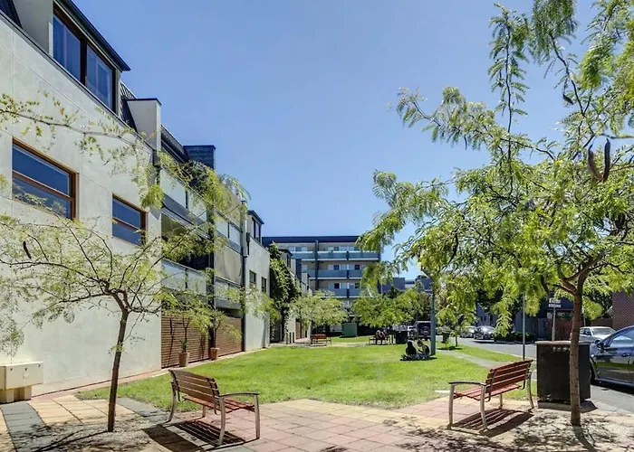 City Oasis 2-Br Townhouse With Balcony & Parking