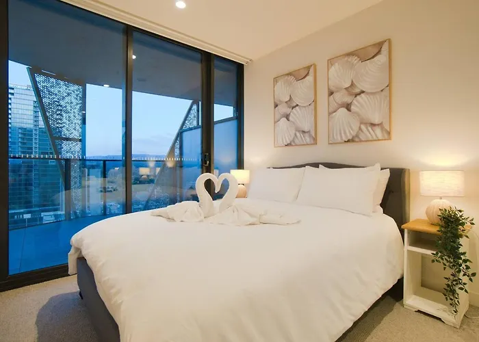 Coastal Retreat In Realm - Luxe 1Br Oasis