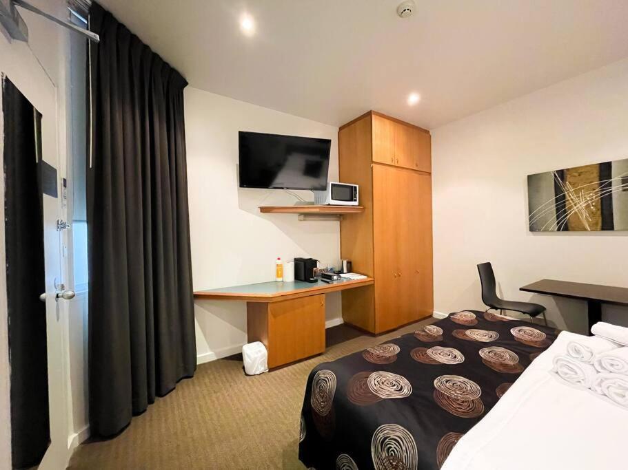 408 Lovely One Br Ex Ensuite In *