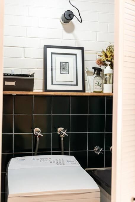 Stylish, Comfortable And Pet Friendly Home In The Heart Of Kensington * Adelaide