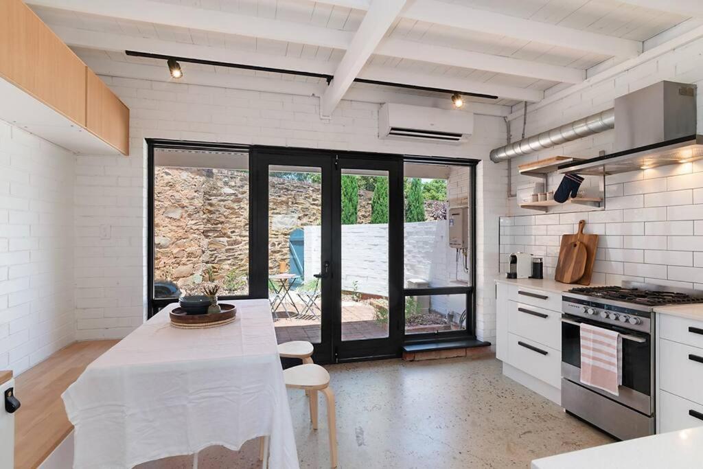 Stylish, Comfortable And Pet Friendly Home In The Heart Of Kensington * Adelaide