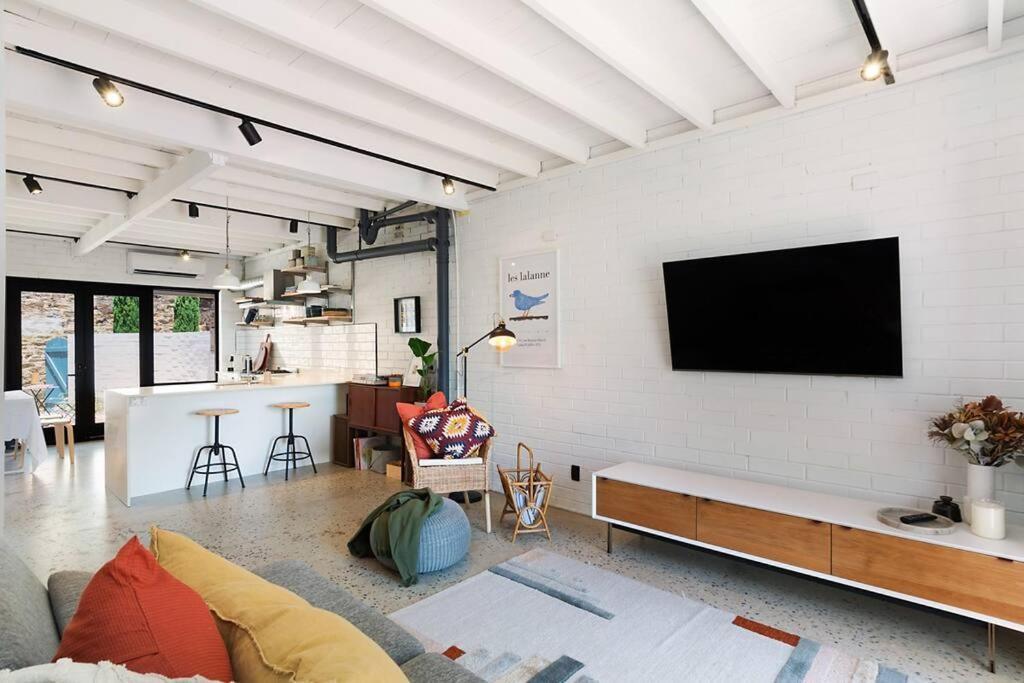 Stylish, Comfortable And Pet Friendly Home In The Heart Of Kensington Apartment