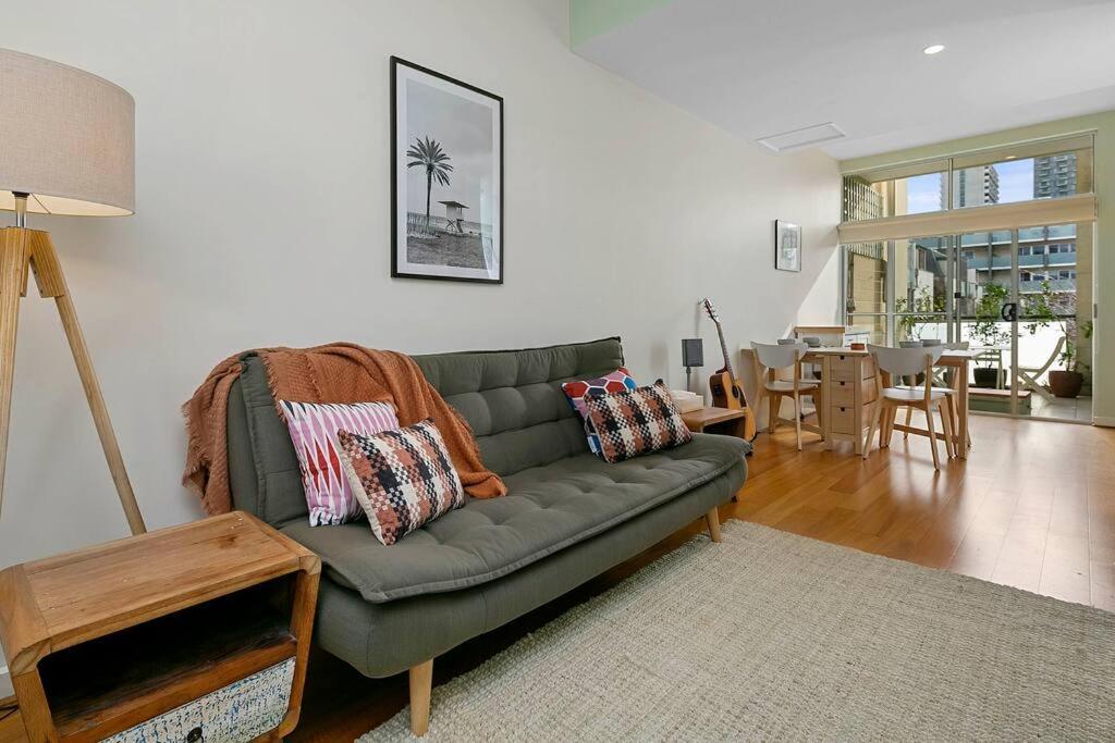 City Oasis 2-br Townhouse With Balcony & Parking * Adelaide