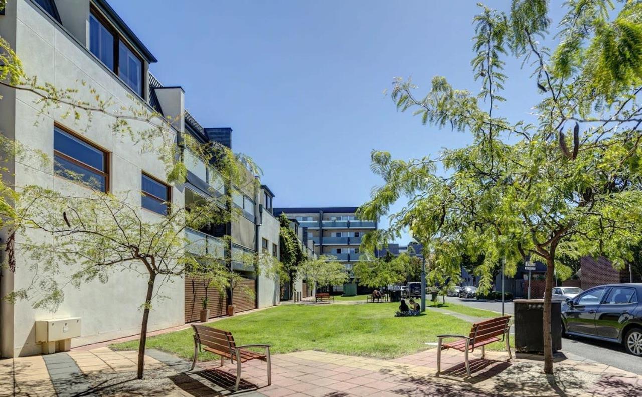 Holiday home City Oasis 2-br Townhouse With Balcony & Parking *