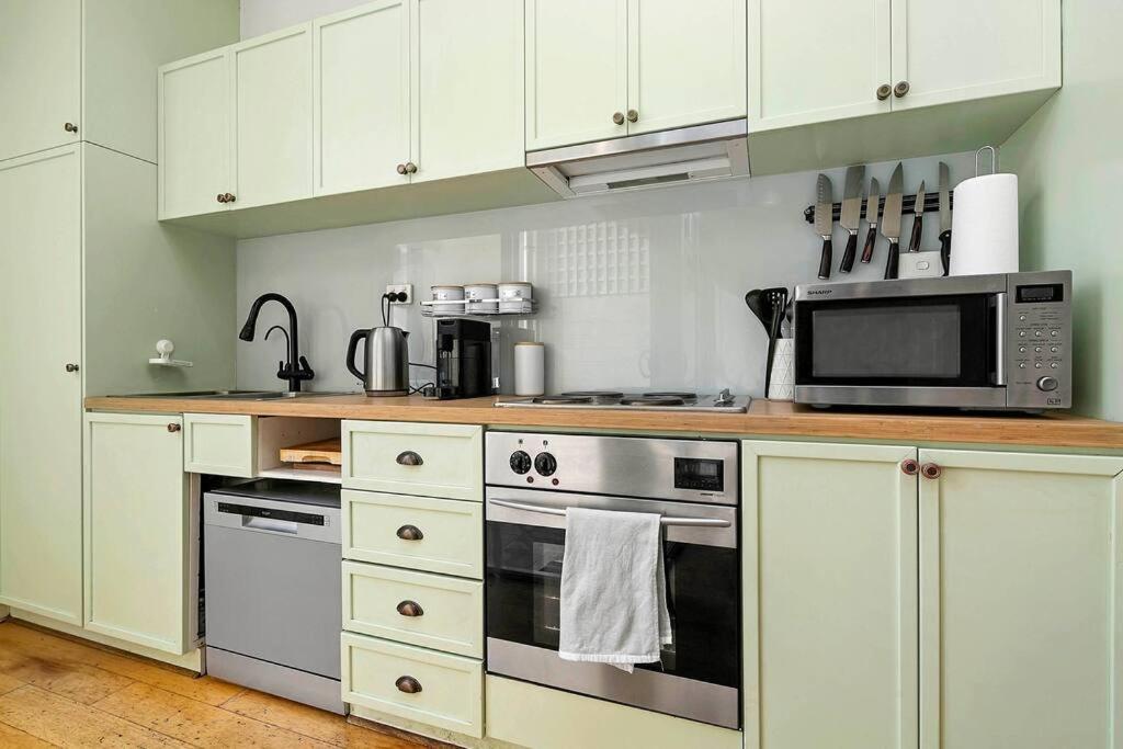 City Oasis 2-br Townhouse With Balcony & Parking Adelaide