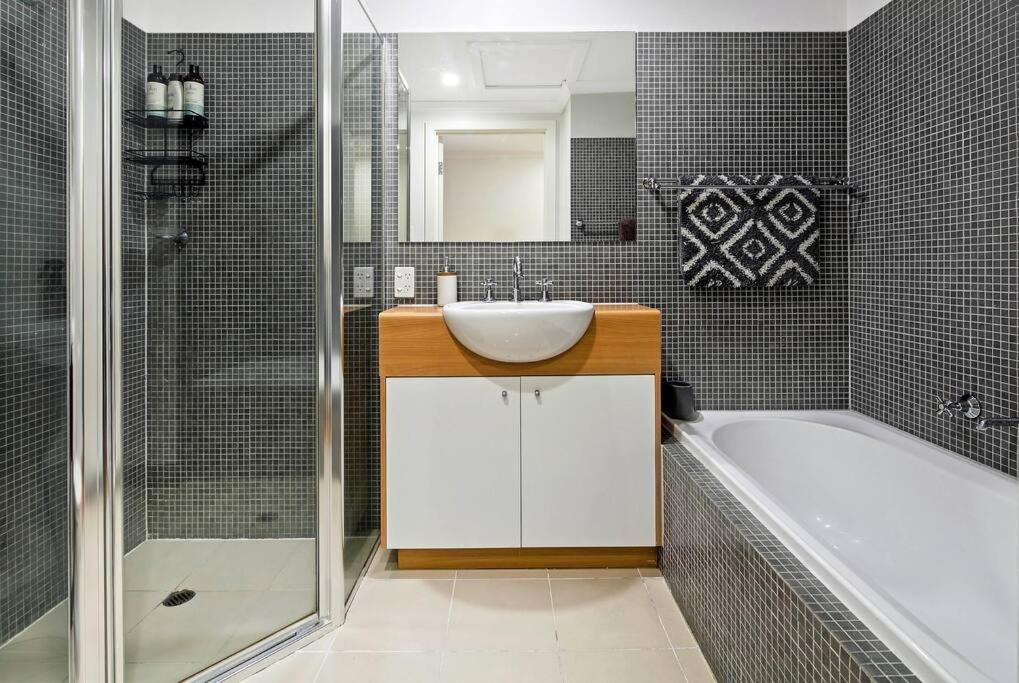 City Oasis 2-br Townhouse With Balcony & Parking Holiday home Adelaide