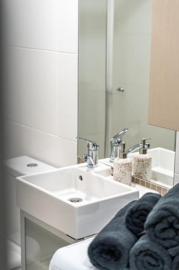 Huttside Luxury Secure Car Park Apartment