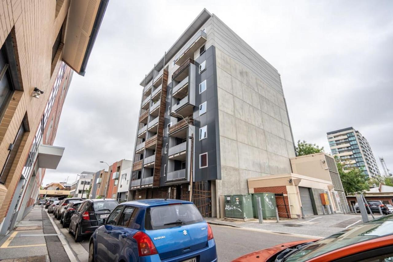 Huttside Luxury Secure Car Park Apartment *