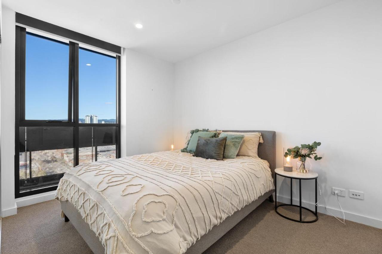 Skyline Serenity: Parking, Pool, Gym, Cinema Inc. Apartment *
