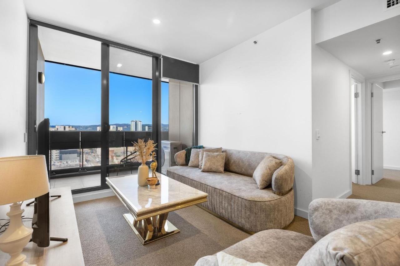 Skyline Serenity: Parking, Pool, Gym, Cinema Inc. Apartment *