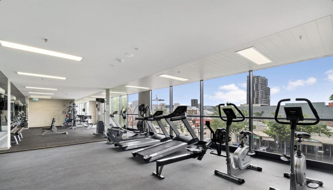 Apartment Skyline Serenity: Parking, Pool, Gym, Cinema Inc.
