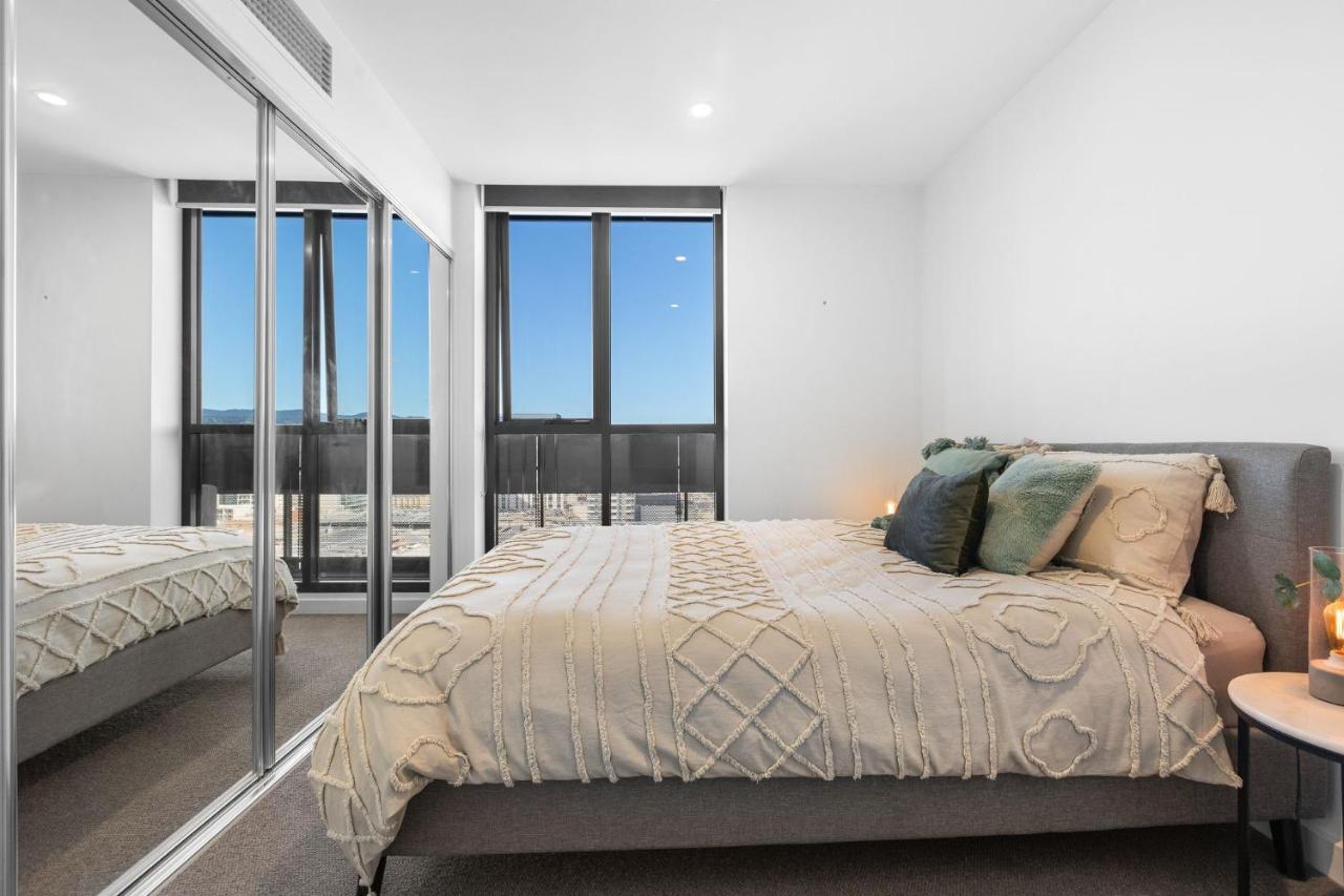 Skyline Serenity: Parking, Pool, Gym, Cinema Inc.