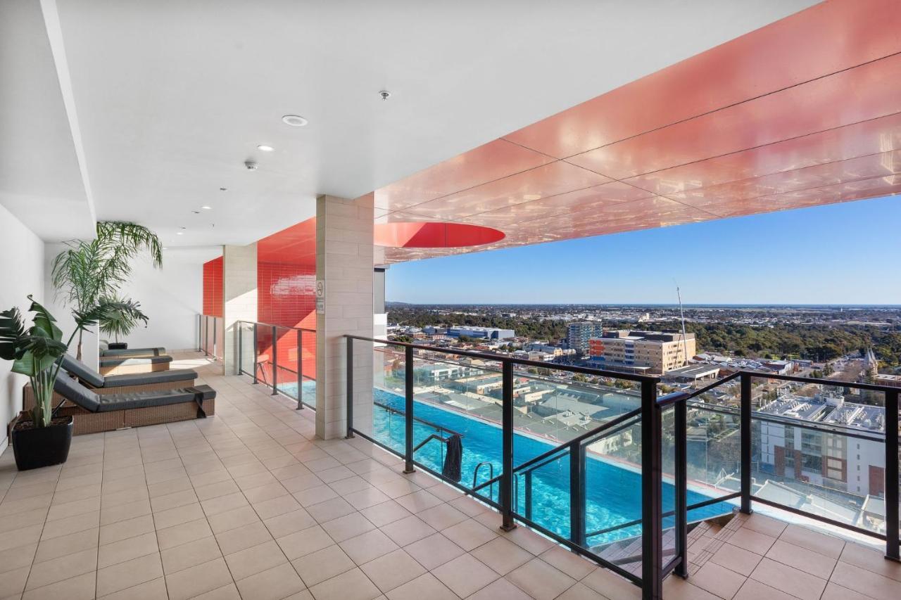 Apartment Skyline Serenity: Parking, Pool, Gym, Cinema Inc.