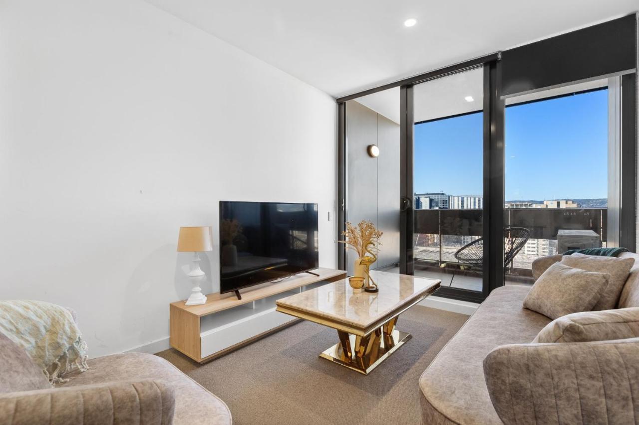 Skyline Serenity: Parking, Pool, Gym, Cinema Inc. Apartment