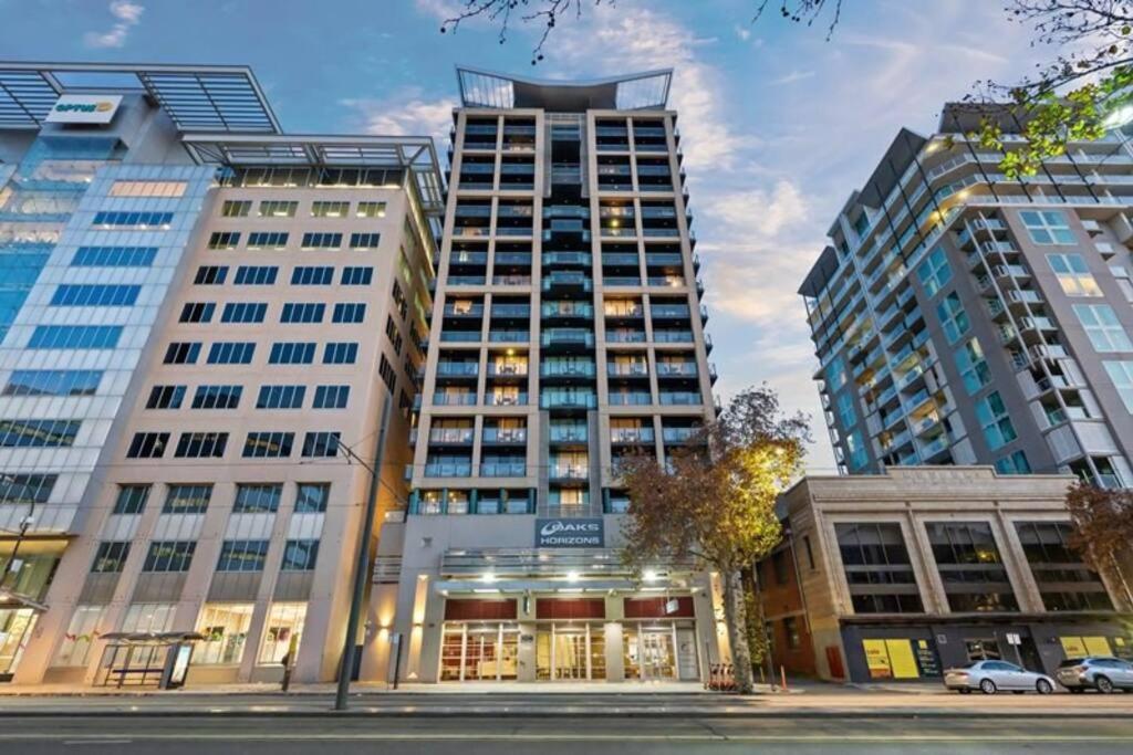 New Heights On North Terrace - 2br Cbd Views Pool Apartment